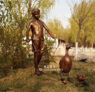 供应玻璃钢仿铜赶鸭子的小朋友雕塑 园林景观人物专业制作