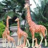 直销玻璃钢长颈鹿雕塑厂家仿真树脂动物园林景观雕塑小品摆件定制