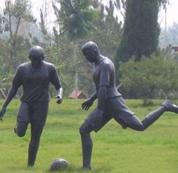 仿铜运动人踢足球情景运动主题雕塑校园户外园林景观玻璃钢摆件