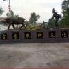 农耕主题玻璃钢仿铜雕塑现代人物农民种地开荒耕地牛农家乐摆件