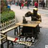 城市民俗小品雕塑玻璃钢人物雕塑定制做商业街修补匠传统文化雕塑