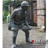 户外园林景观雕塑定制玻璃钢石油工人铁路工人雕塑劳动人物雕塑