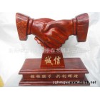 供应**推荐 东阳红花梨木雕刻工艺品办公摆件 家居工艺品摆件批发