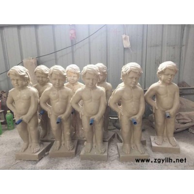 景观雕塑欧式 人物撒尿男孩玻璃钢水景雕塑